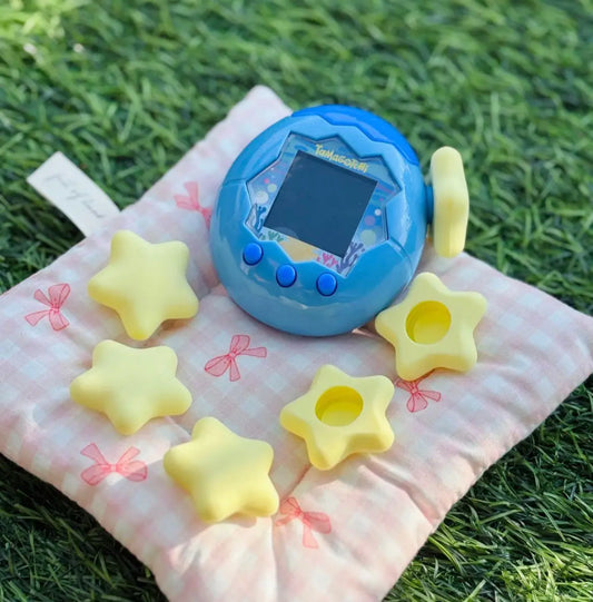 BANDAI たまごっち Uni パラダイス｜シリコン保護カバー付き インタラクティブ電子ペット（レッド・グリーンアップル・ストロベリーデザイン）